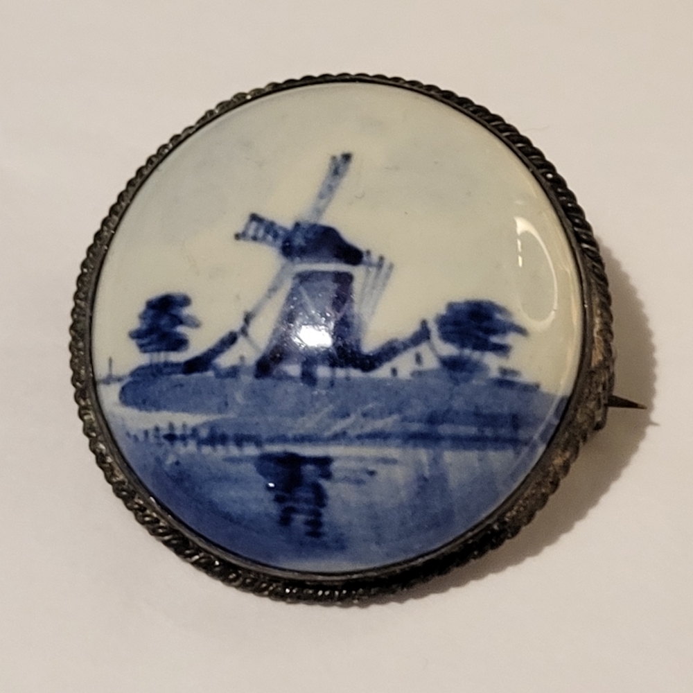 Vintage Delfts Holland Brooch